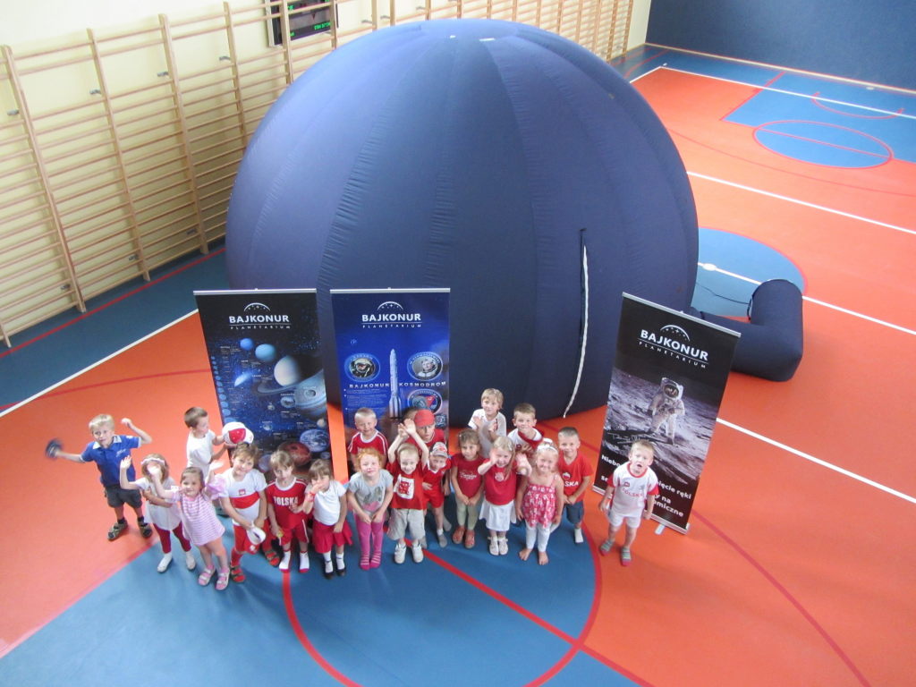 Przenośne planetarium Bajkonur - wizyta w szkole (fot. Tomasz Lewicki)